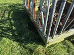 Feed fence with catch grid 23