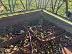 Feed fence with catch grid 27