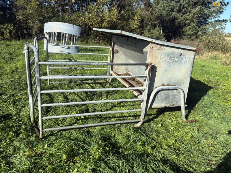 Feed fence with calf shelter 8