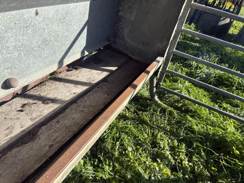 Feed fence with calf shelter 35
