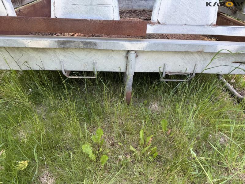 Feed fence 14