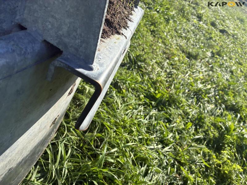 Feed fence 11