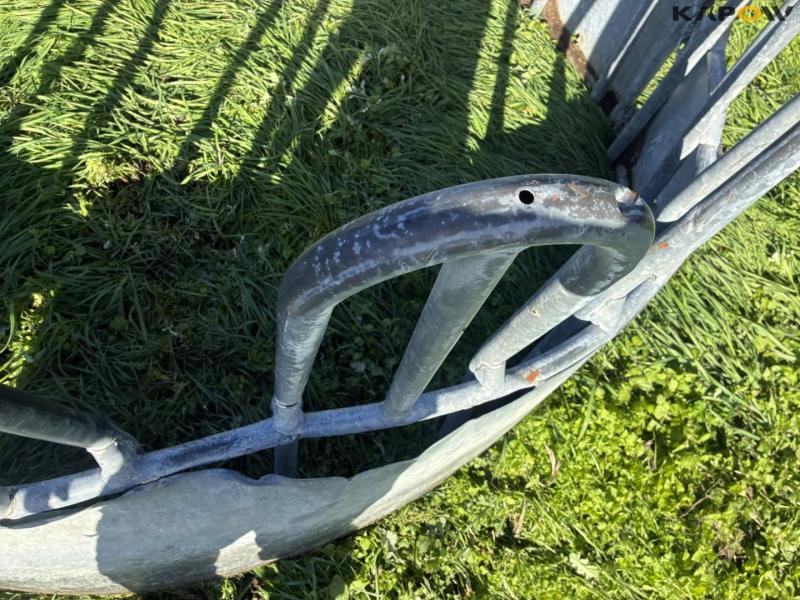 Feed fence 14