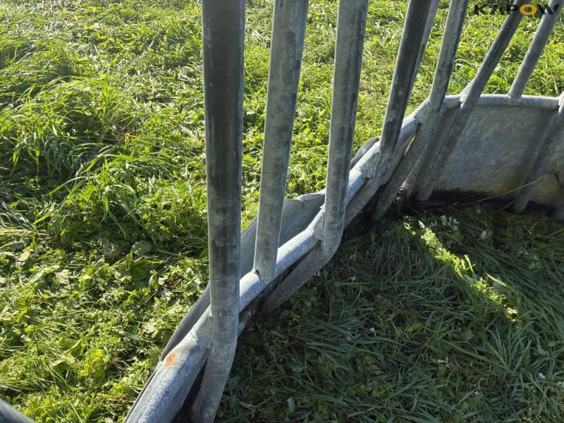 Feed fence 16