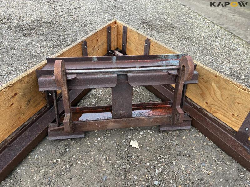 Feed scraper with Weidermann hitch 6