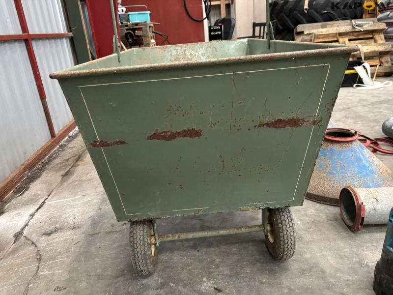 Feed trolley and grain equipment 17