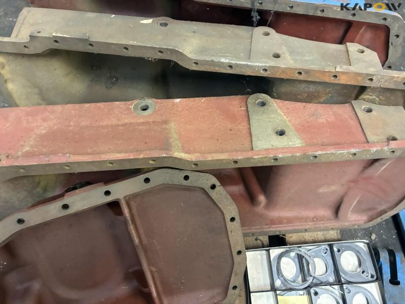 Ford oil pan and crankcase 17