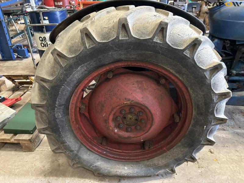 Fordson Dexta with front loader 29