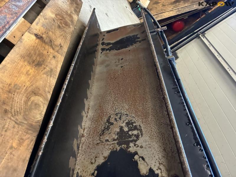 Extension spout for new Holland Fr. mower 9