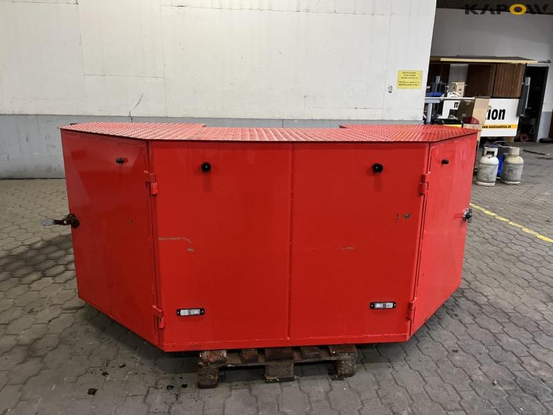 Front box with built-in vice 2