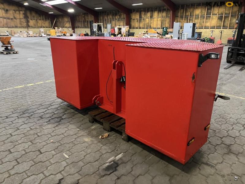 Front box with built-in vice 5