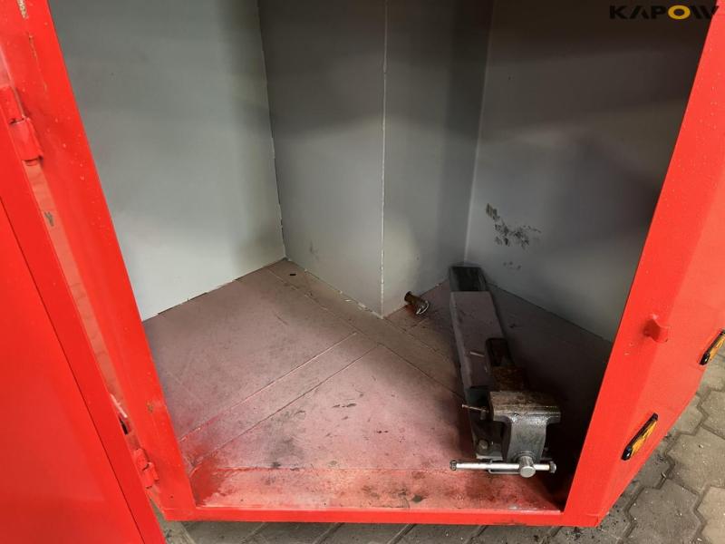 Front box with built-in vice 9