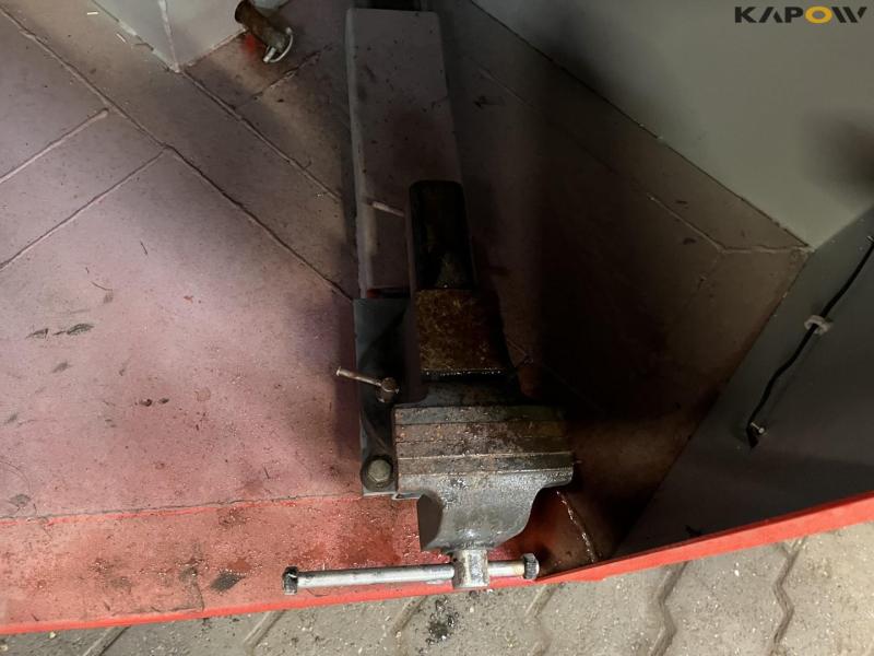 Front box with built-in vice 10