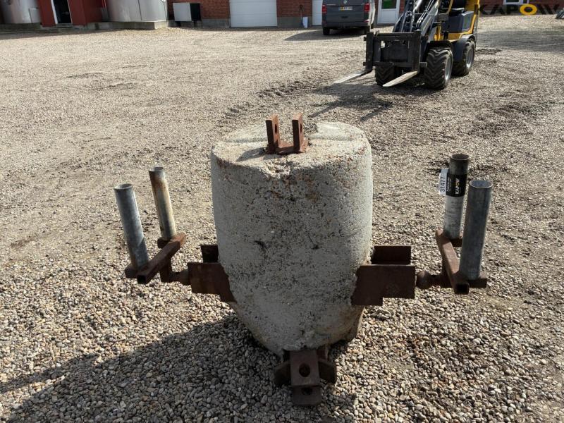 Concrete front block 4