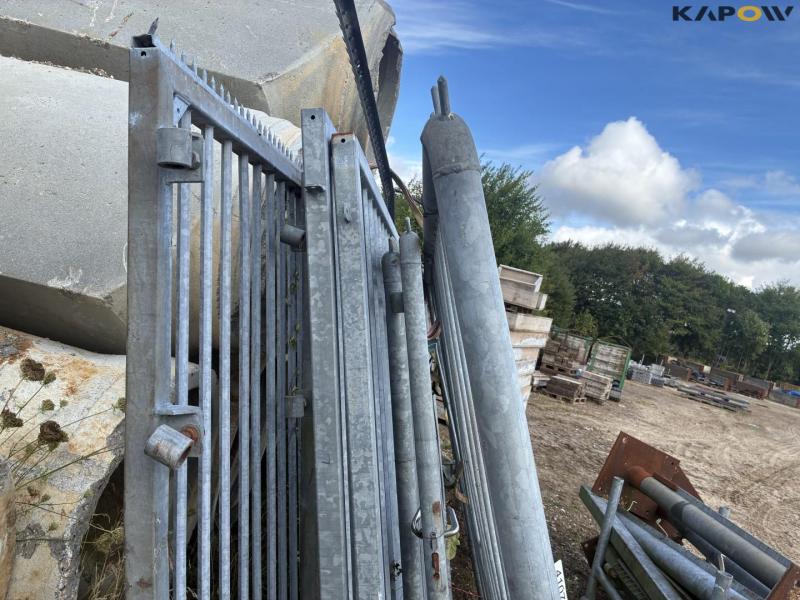 Galvanized gates with feet 17
