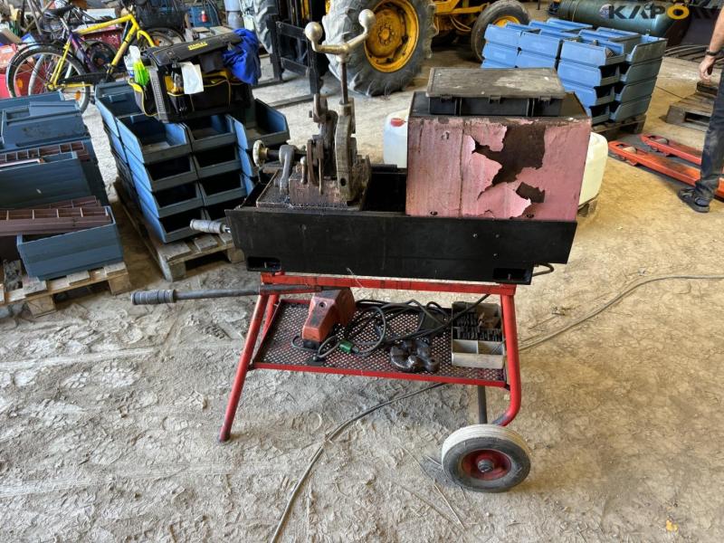 Thread cutting machine 4