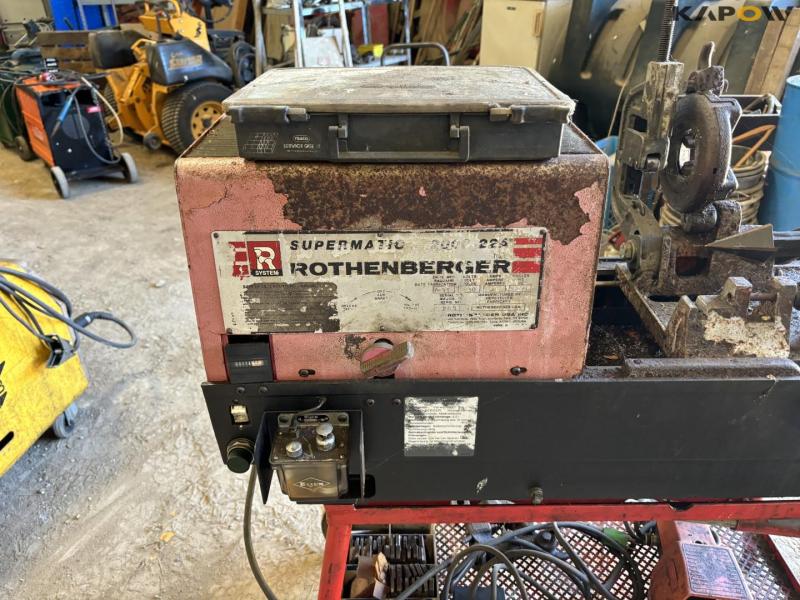 Thread cutting machine 9