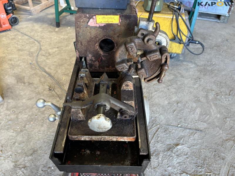 Thread cutting machine 11