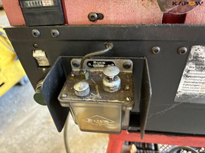 Thread cutting machine 17