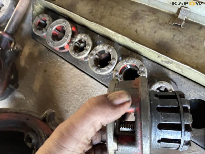 Thread cutting equipment 7