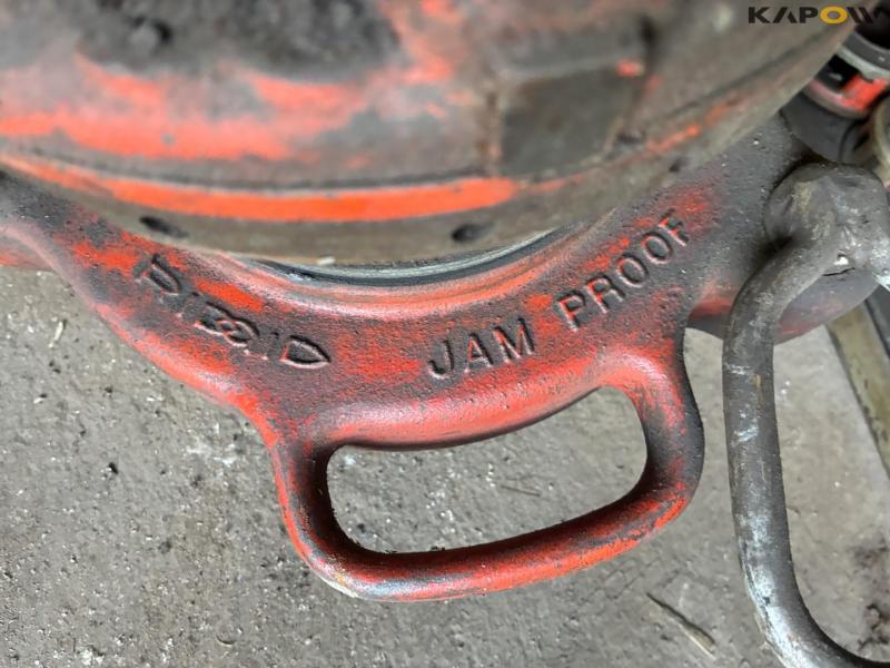 Thread cutting equipment 11