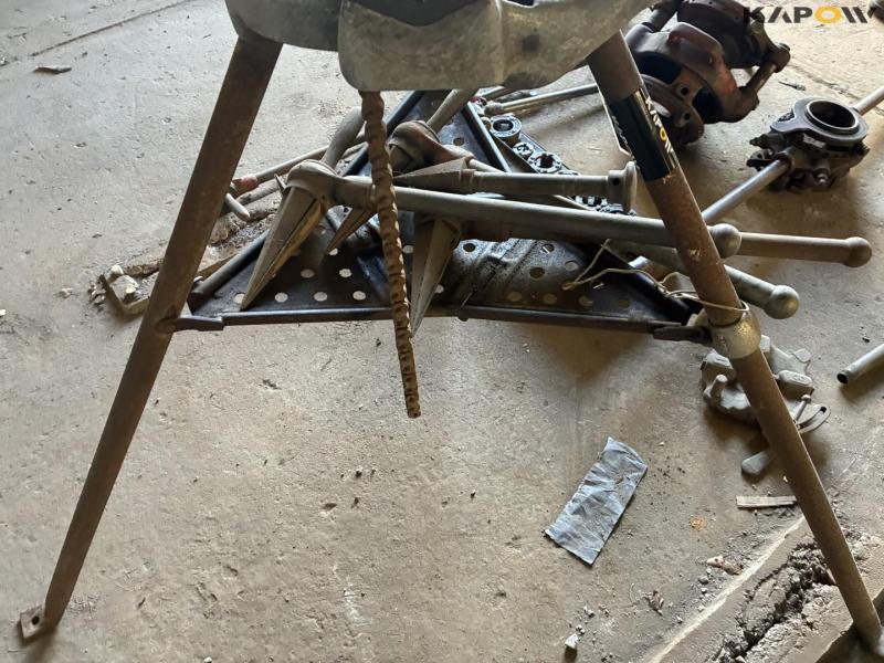 Thread cutting equipment 43