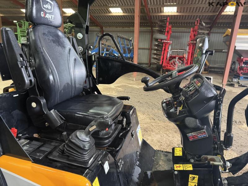 Giant G2500 HD skid steer loader 28