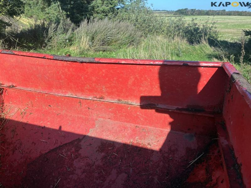 Fertilizer spreader 12