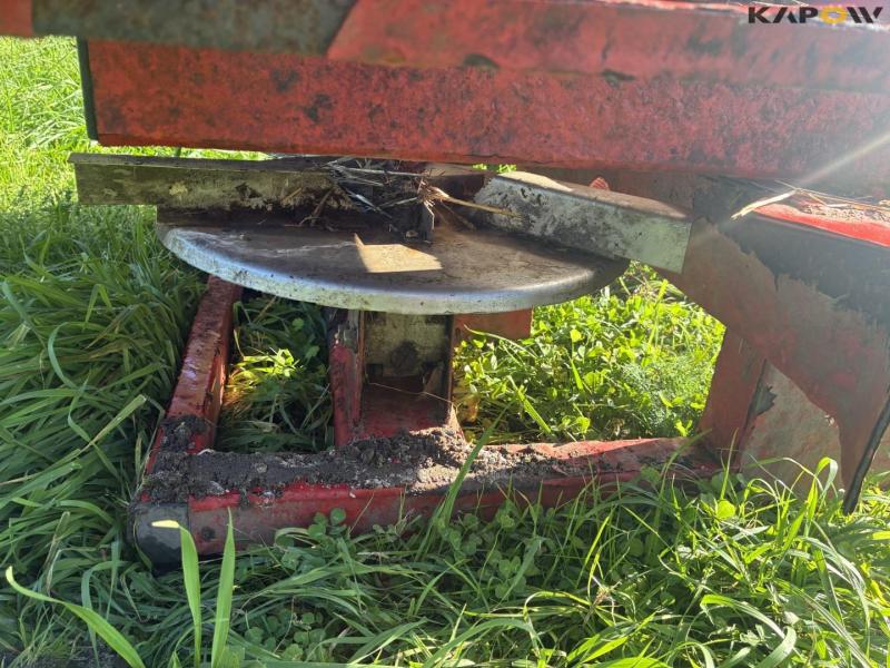 Fertilizer spreader 22