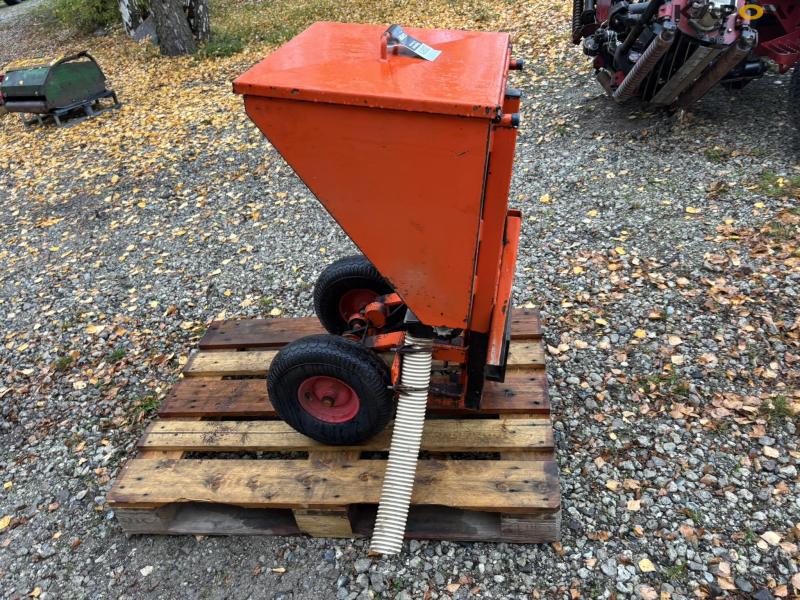 Fertilizer spreader for Christmas trees 4