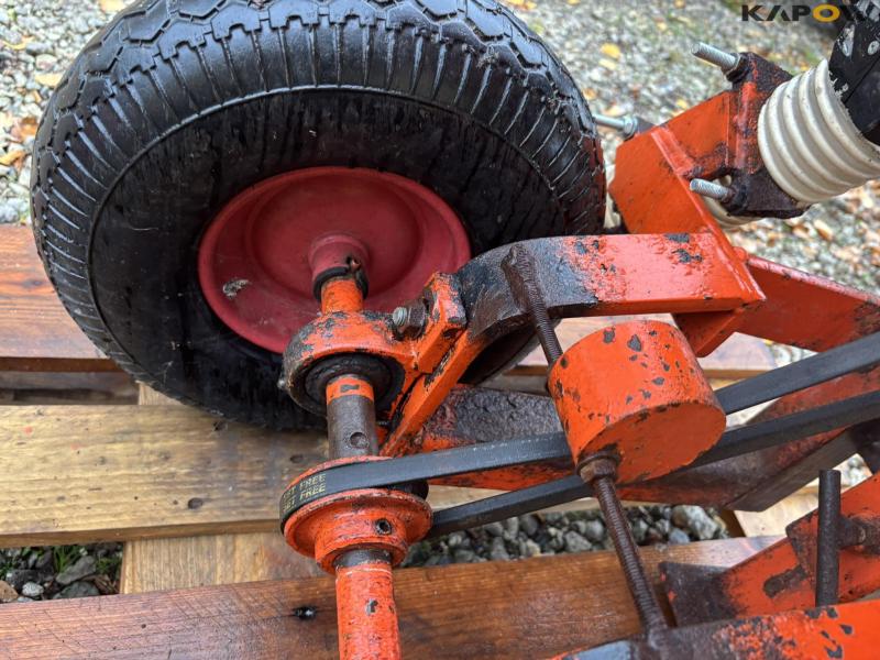 Fertilizer spreader for Christmas trees 16