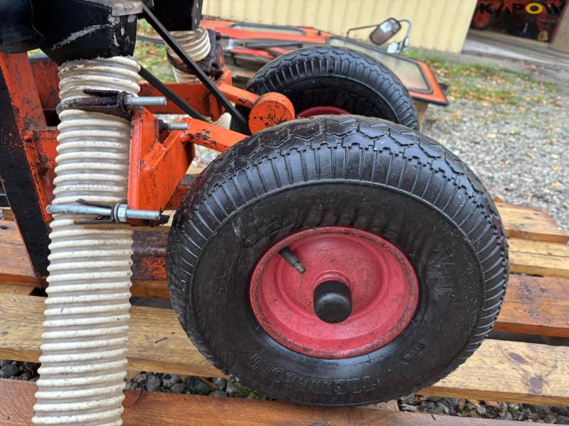 Fertilizer spreader for Christmas trees 21