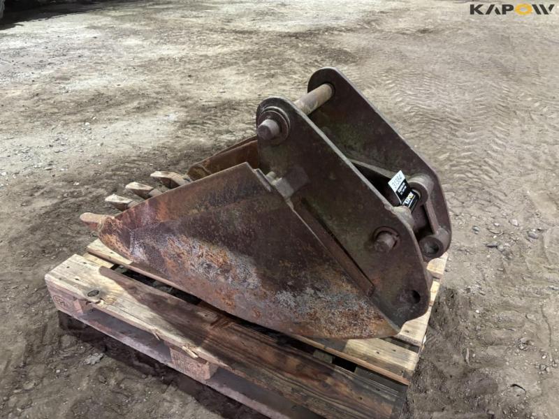 Excavator bucket with teeth 1