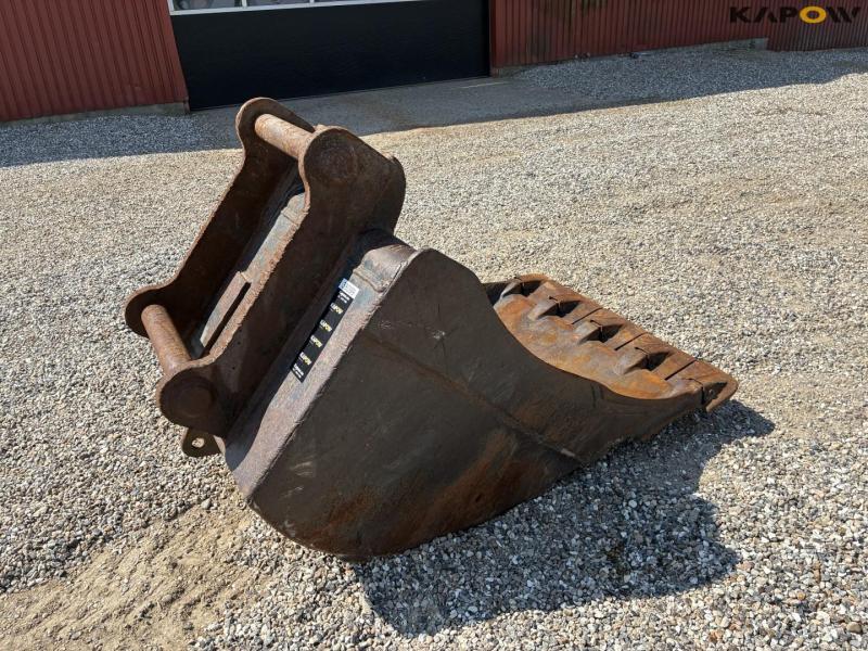 Excavator bucket with teeth 7