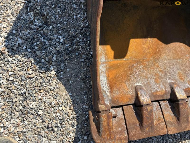 Excavator bucket with teeth 17
