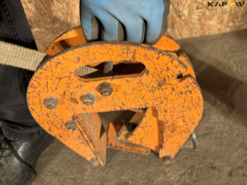 Grasping claws for concrete pipes or similar 12