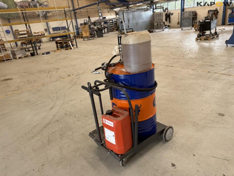 Gulf 15W-40 engine oil with pump and cart 5