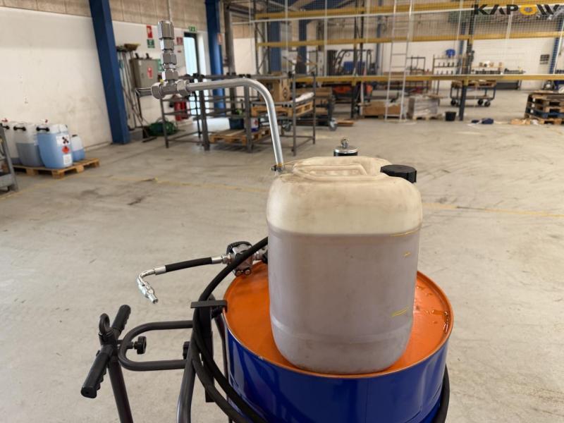 Gulf 15W-40 engine oil with pump and cart 17