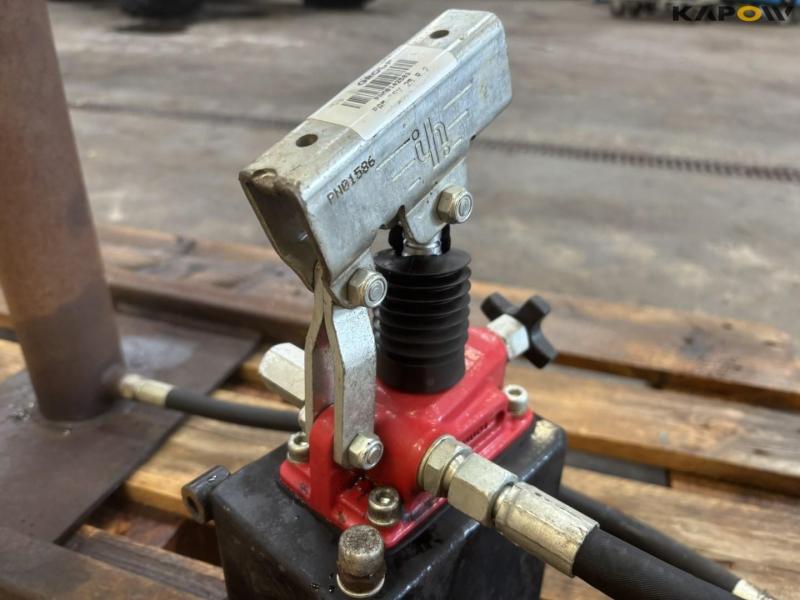 Raise/lower frame 17