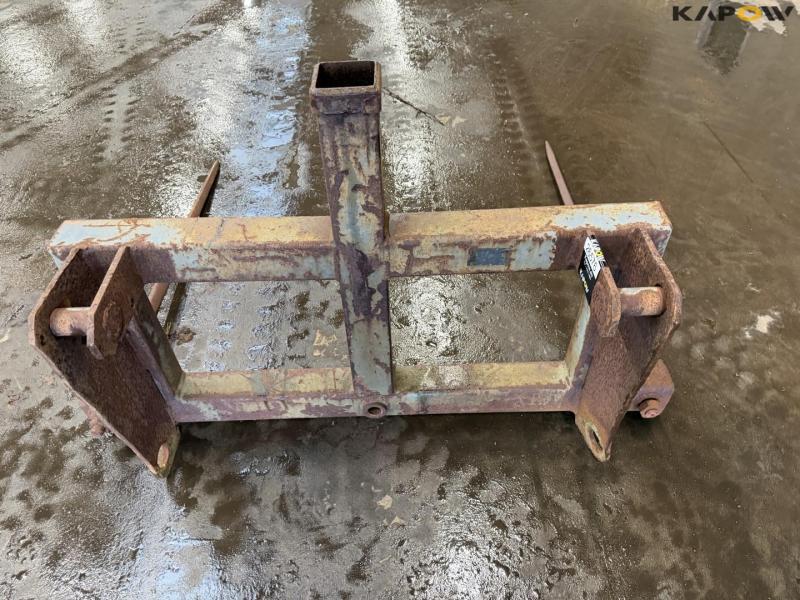 Straw spear with Bobcat hitch 10