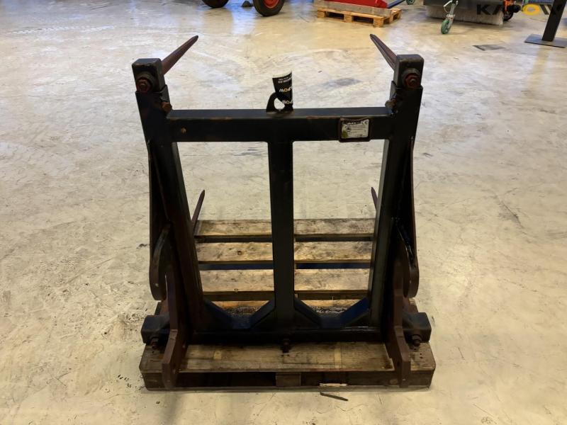 Straw spear with New Holland attachment 6