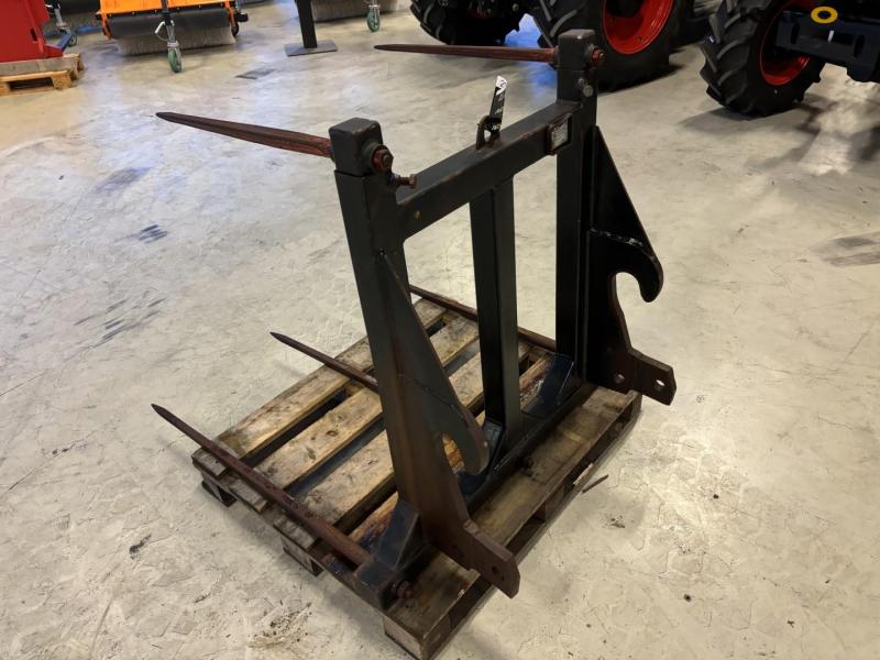 Straw spear with New Holland attachment 7