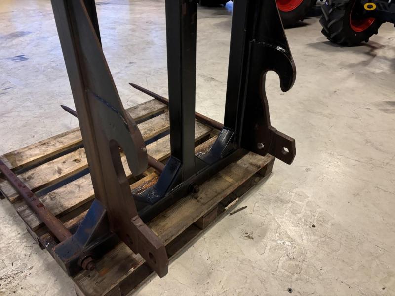 Straw spear with New Holland attachment 8