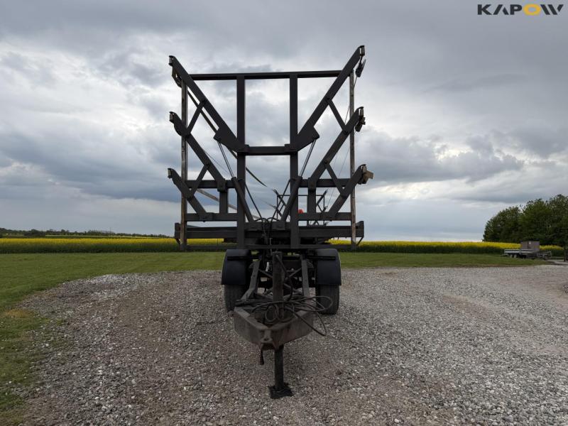 Straw wagon with hydraulic bale securing 2