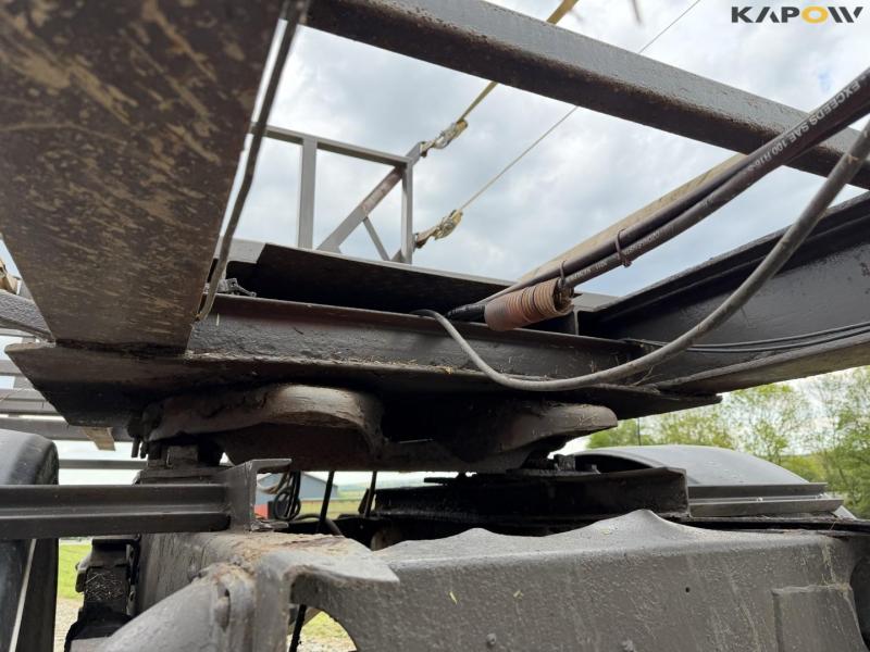 Straw wagon with hydraulic bale securing 12