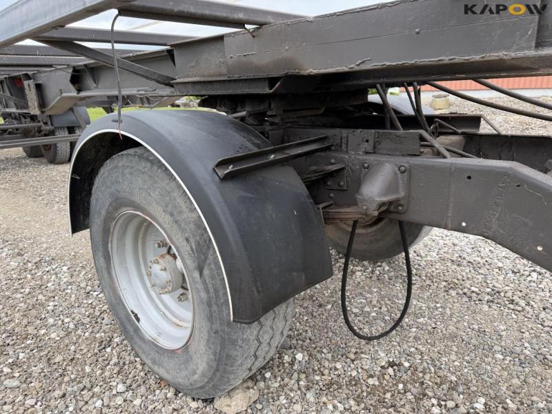 Straw wagon with hydraulic bale securing 13