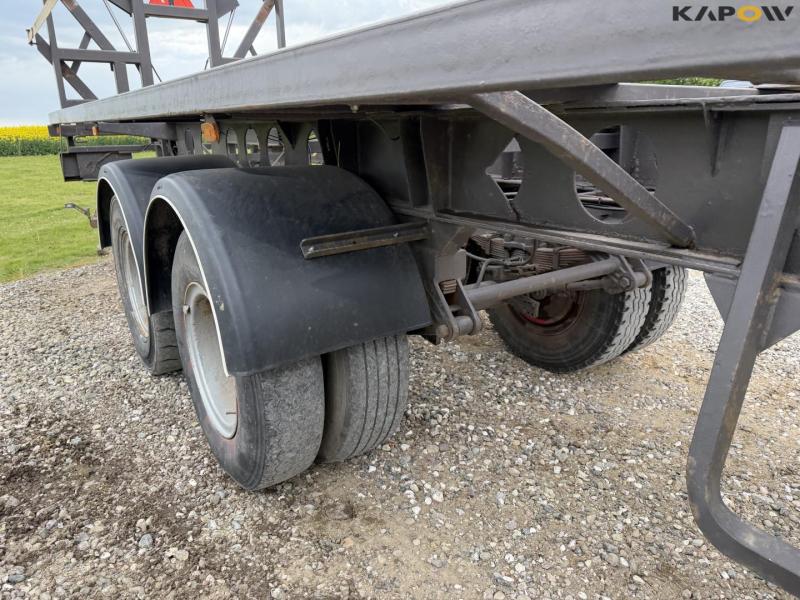 Straw wagon with hydraulic bale securing 15
