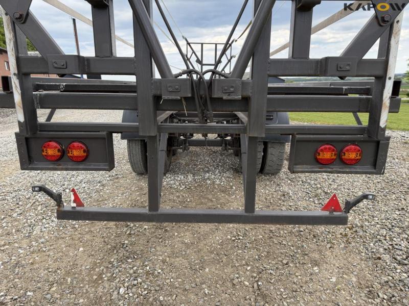 Straw wagon with hydraulic bale securing 26