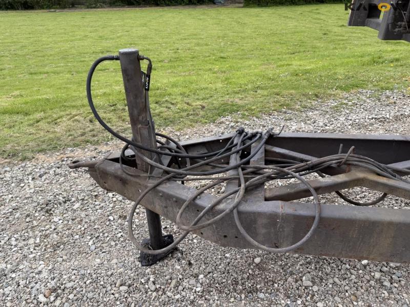 Straw wagon with hydraulic bale securing 28