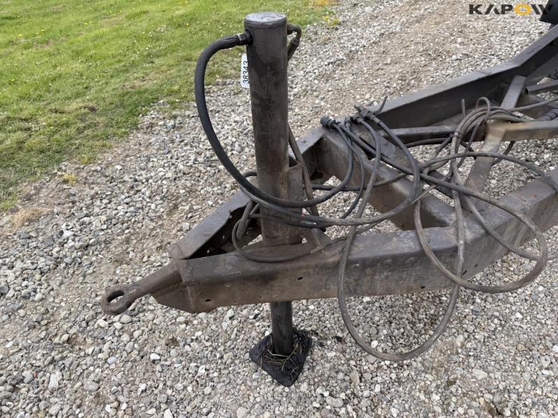 Straw wagon with hydraulic bale securing 29